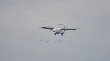 Turboprop uçak yaklaşıyor