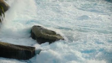 Turkuaz dalgalar, ağır çekim