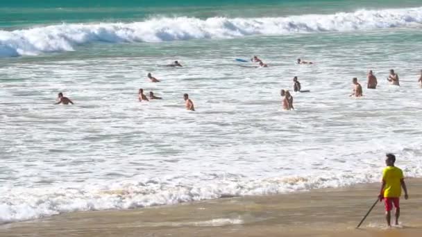 Olas en la playa de Nai Harn — Vídeo de stock