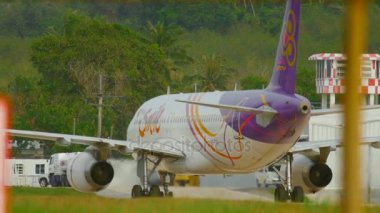 Uçak indikten sonra kalkıyor.