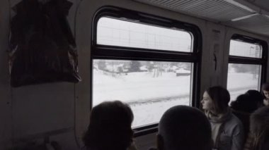 Banliyö tren yolcuların