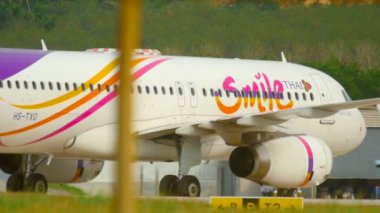 Uçak indikten sonra kalkıyor.