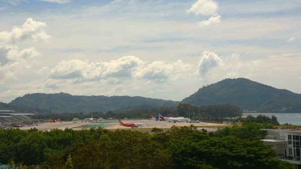 Verkehr des internationalen Flughafens von Phuket — Stockvideo