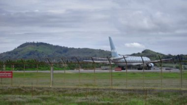 Uçak kalkıştan önce piste iniyor.