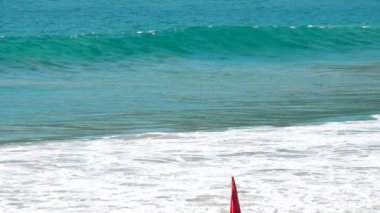 Dalgalar üzerinde plaj, Nai Harn, Tayland