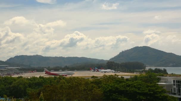 Traffico dell'aeroporto internazionale di Phuket — Video Stock
