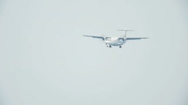 Turboprop uçak yaklaşıyor