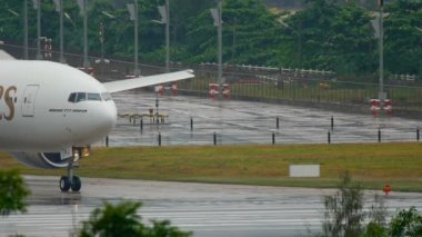 Uçak kalkmadan önce piste dönün.