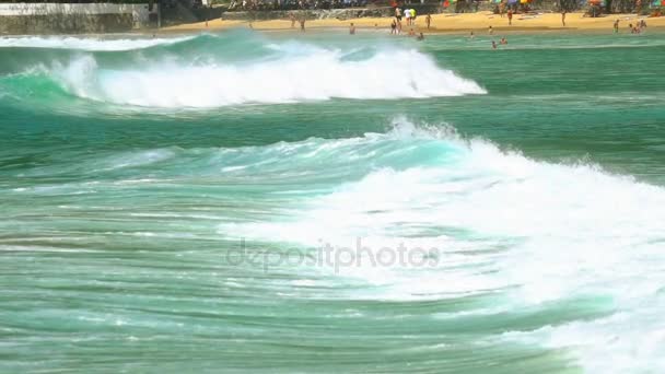 Волны на пляже Най Харн, Таиланд — стоковое видео
