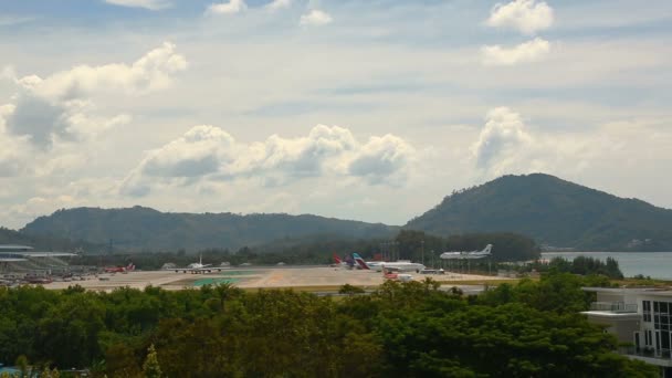 Verkehr des internationalen Flughafens von Phuket — Stockvideo