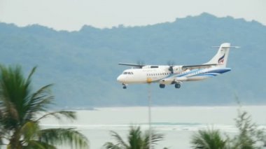 Turboprop uçak yaklaşıyor