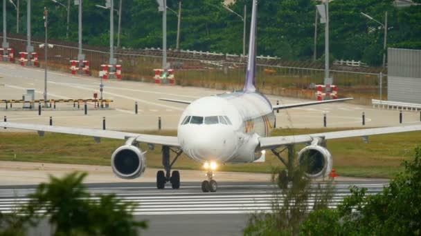在出发之前从普吉岛机场跑道上滑行的空客 320 — 图库视频影像