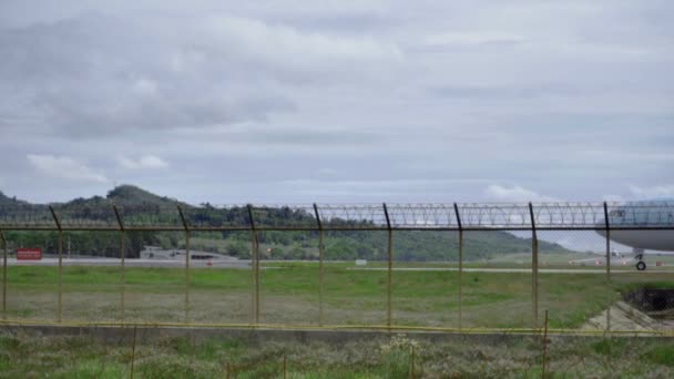 Avión en rodaje a pista antes de la salida — Vídeo de stock