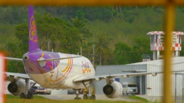 Uçak indikten sonra kalkıyor.