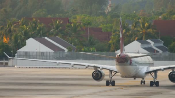 Avião taxiando após a aterragem — Vídeo de Stock