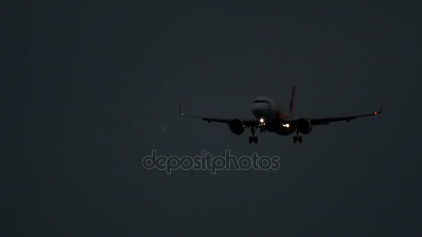 Avión acercándose tarde — Vídeos de Stock