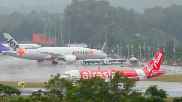 Airbus 320 beschleunigt vor Abflug vom Flughafen Phuket — Stockvideo