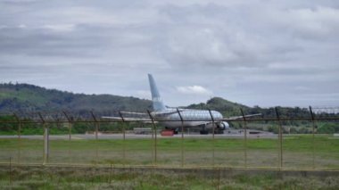 Uçak kalkıştan önce piste iniyor.