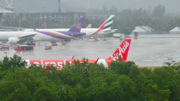 Airbus 320 accelerera före avgång från Phuket flygplats — Stockvideo