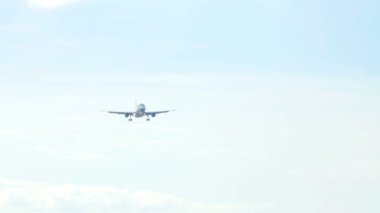 Airbus 320 okyanus üzerinden yaklaşıyor.
