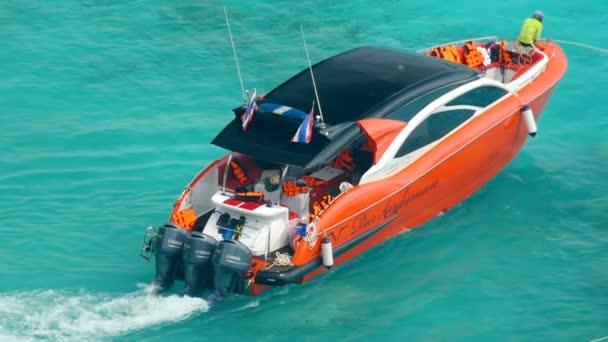 Motorový člun nedaleko pláže Similanské ostrovy — Stock video
