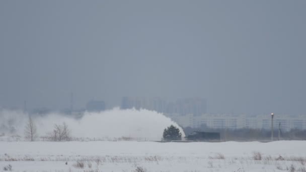 Snowplow limpa a pista — Vídeo de Stock