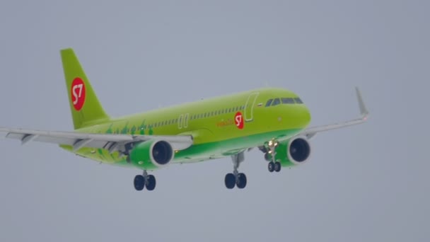 Airbus 320 a aproximar-se — Vídeo de Stock
