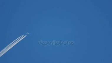 Yüksekten uçan uçak