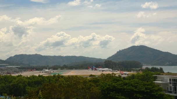 Trafikera av Phukets internationella flygplats — Stockvideo
