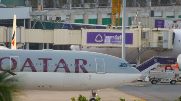 Avión en rodaje después del aterrizaje — Vídeos de Stock