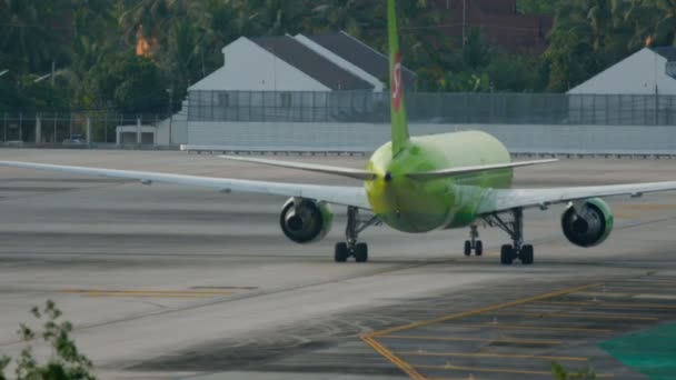 Avión en rodaje después del aterrizaje — Vídeos de Stock