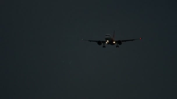 Letadlo se blíží večer — Stock video