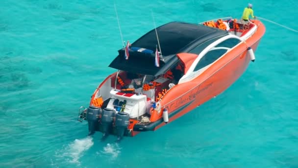 Speedboot in de buurt van het strand van de Similan eilanden — Stockvideo