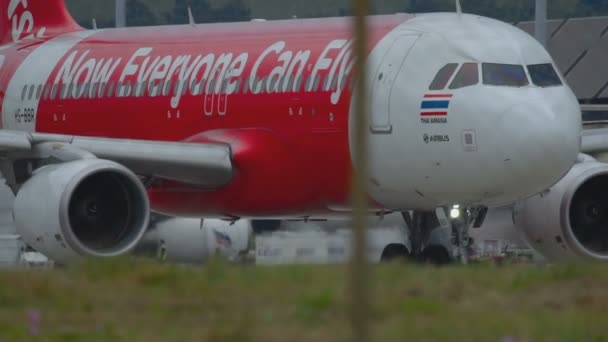 AirAsia Airbus 320 taxning — Stockvideo