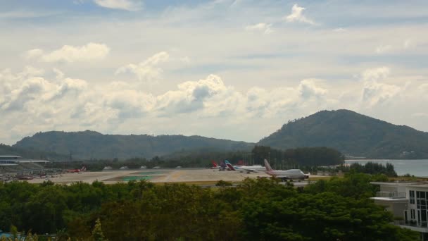 Traffico dell'aeroporto internazionale di Phuket — Video Stock