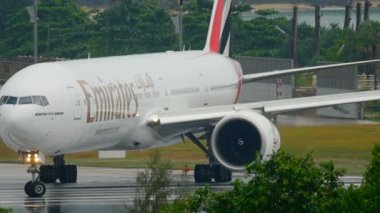 Uçak kalkmadan önce piste dönün.