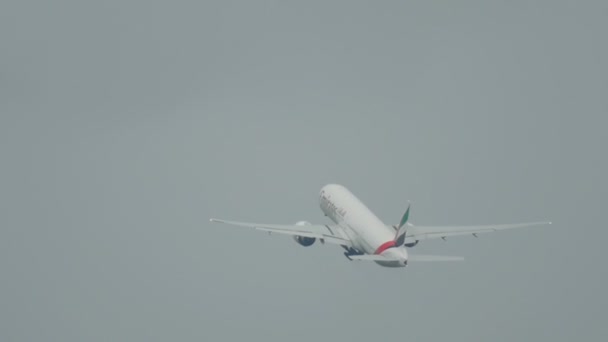 阿联酋航空波音 777 起飞 — 图库视频影像