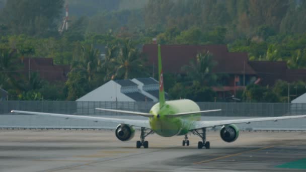 Avión en rodaje después del aterrizaje — Vídeos de Stock