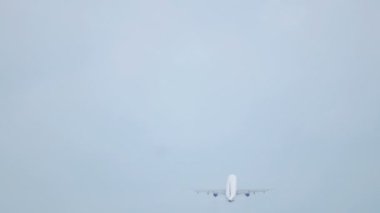 Phuket Havaalanı'ndan kalktıktan uçak