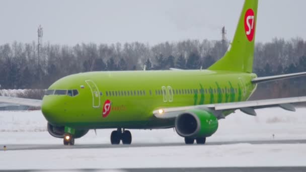 Boeing 737 taxning — Stockvideo