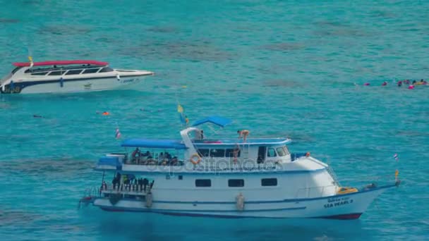 Barco de mergulho perto Similan — Vídeo de Stock