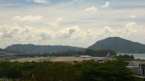 Traffico dell'aeroporto internazionale di Phuket — Video Stock