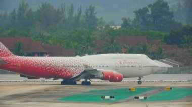 Uçak kalkıştan önce kalkıyor.