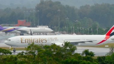 Uçak kalkmadan önce piste dönün.