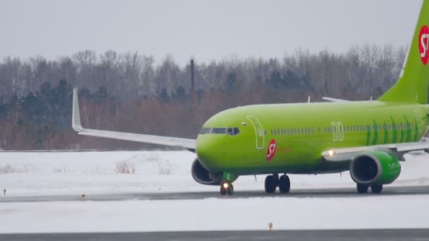 Boeing 737 taxiing — Stock Video