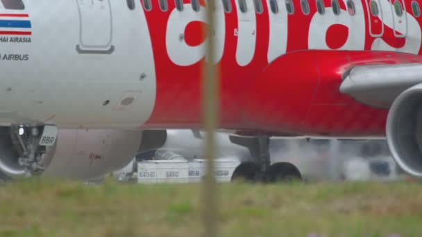 AirAsia Airbus 320 taxning — Stockvideo