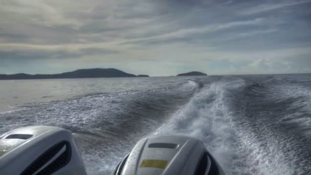 Uitzicht vanaf de achterkant van bewegende speedboot — Stockvideo