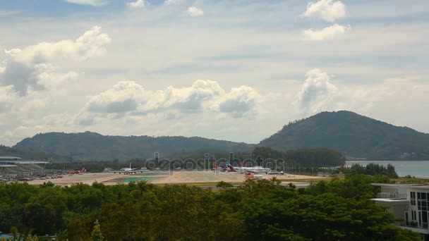 Forgalom, a phuketi nemzetközi repülőtér — Stock videók