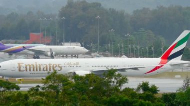 Uçak kalkıştan önce hızlansın.