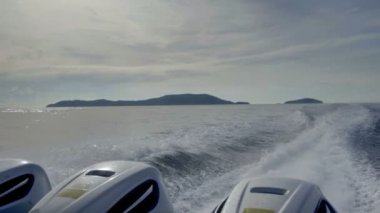 hareketli sürat teknesi arkadan göster